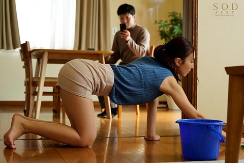 Kynu.net, Phim sex mẹ kế mặc váy gợi dục khi quét nhà
